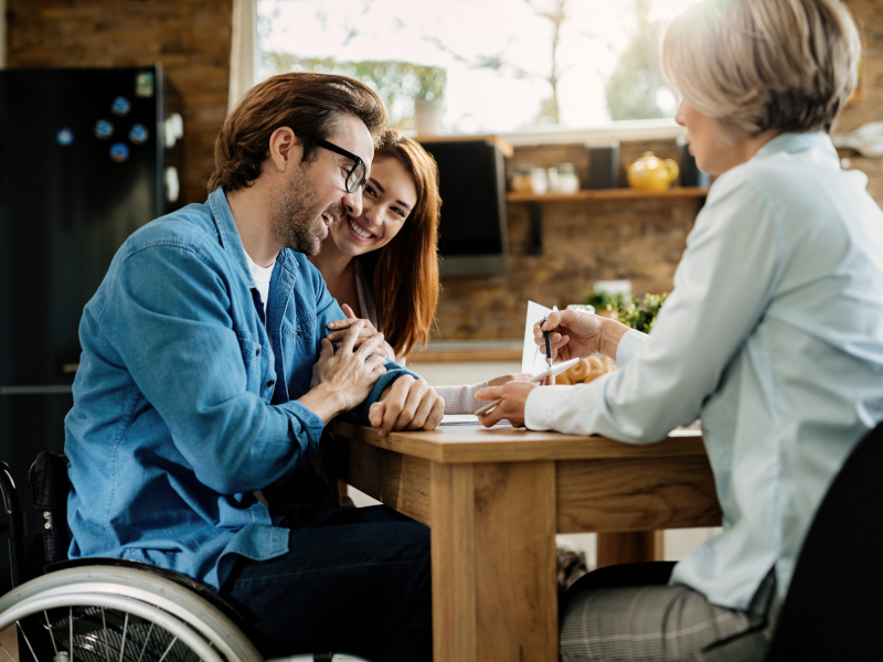 Mann im Rollstuhl nimmt ein Beratungsangebot wahr.